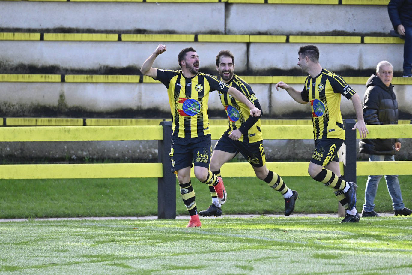 Montiel, Dani Salas y Turrado celebran el 1-0, obra del primero.