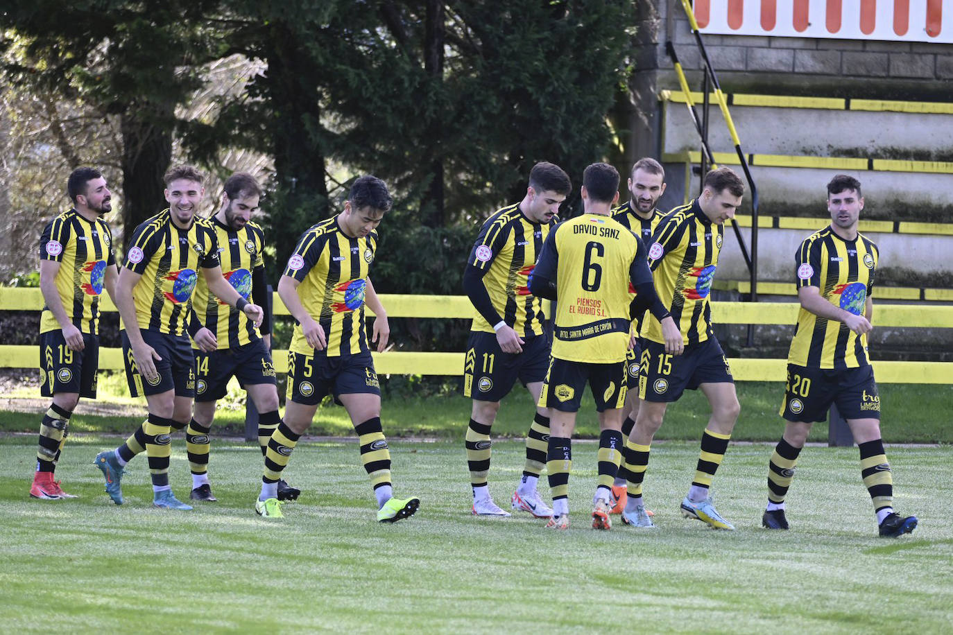 Los futbolistas aurinegros celebran uno de los goles.