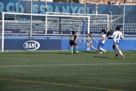 Irati se dispone a rematar para hacer el segundo gol del Racing Féminas.