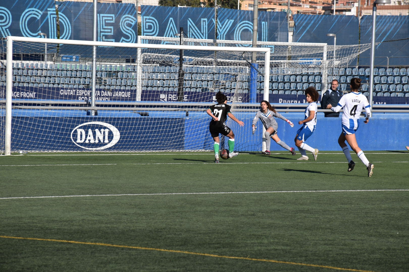 Irati se dispone a rematar para hacer el segundo gol del Racing Féminas.