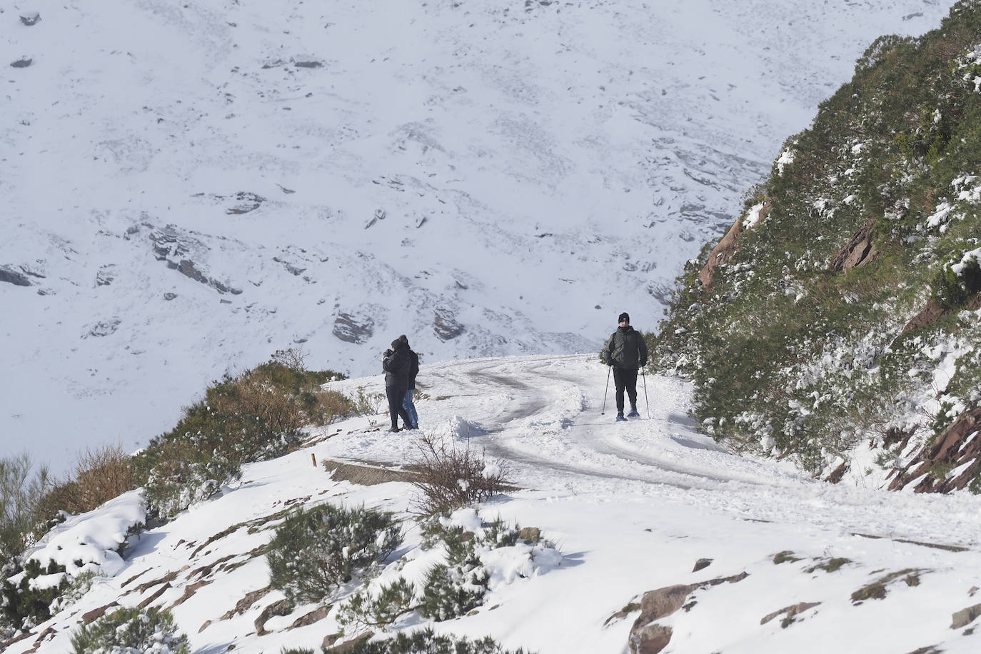 Algunas personas aprovecharon el buen tiempo de este domingo para realizar rutas sobre la nieve en el entorno de Alto Campoo.