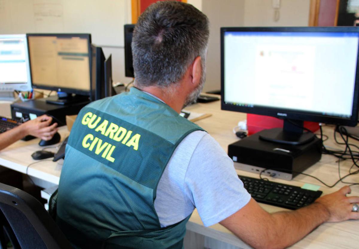 Agentes de la Guardia Civil especializados en delitos informáticos.