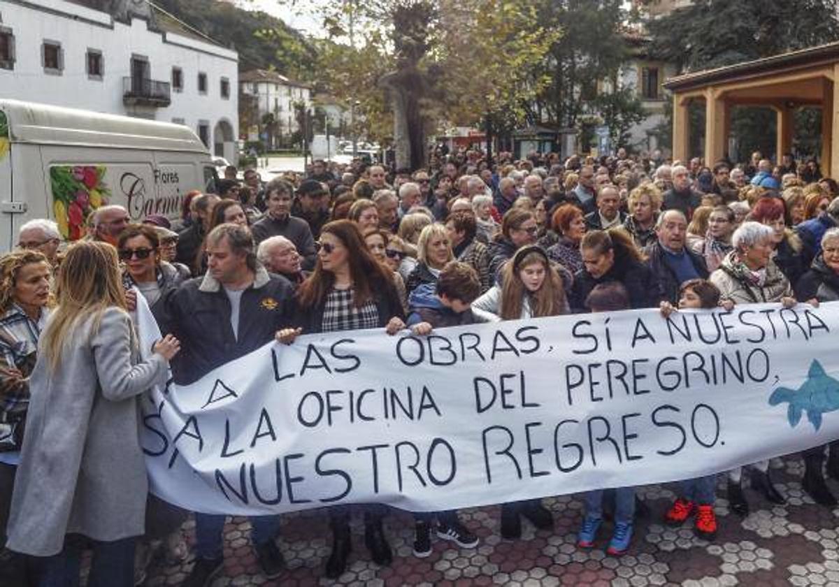 Manifestación de los comerciantes reclamando el realojo en el Mercado de Abastos de Laredo.