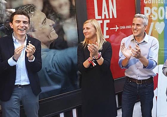 Pedro Casares y Noelia Cobo, con Pablo Zuloaga, durante la campaña electoral