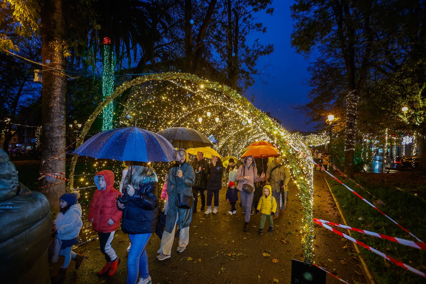 Decenas de vecinos se han acercado a la inauguración del Parque Mágico, a pesar de la lluvia. 