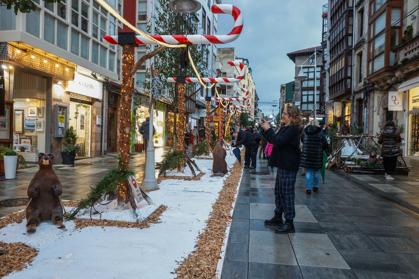 Una vecina fotografía uno de los decorados de la arteria peatonal, este lunes.