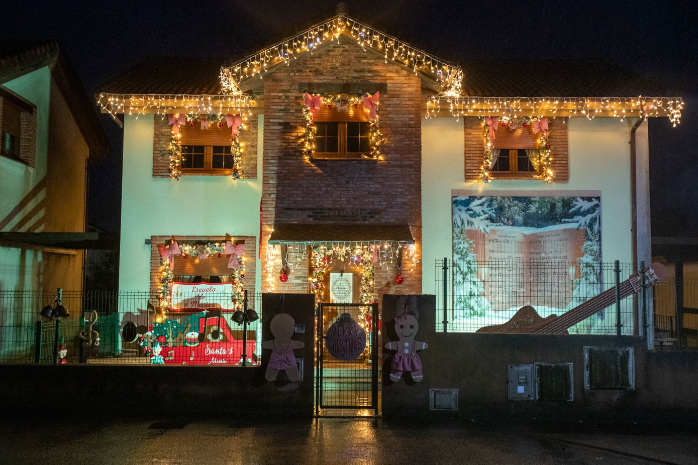 La fachada de la casa decorada como 'La escuela de música'. 