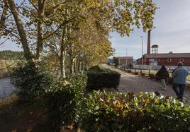 Vecinos caminan por el futuro trazado del desvío del tren, en el entorno de La Lechera, ayer, en Torrelavega.