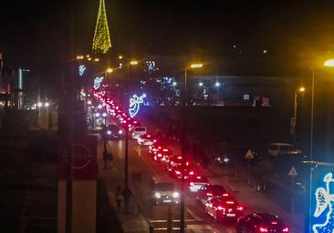 Afluencia masiva en Cartes para ver el árbol de Navidad