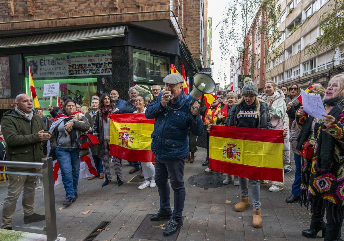 Participantes en la protesta frente a la sede del PSOE en Santander.