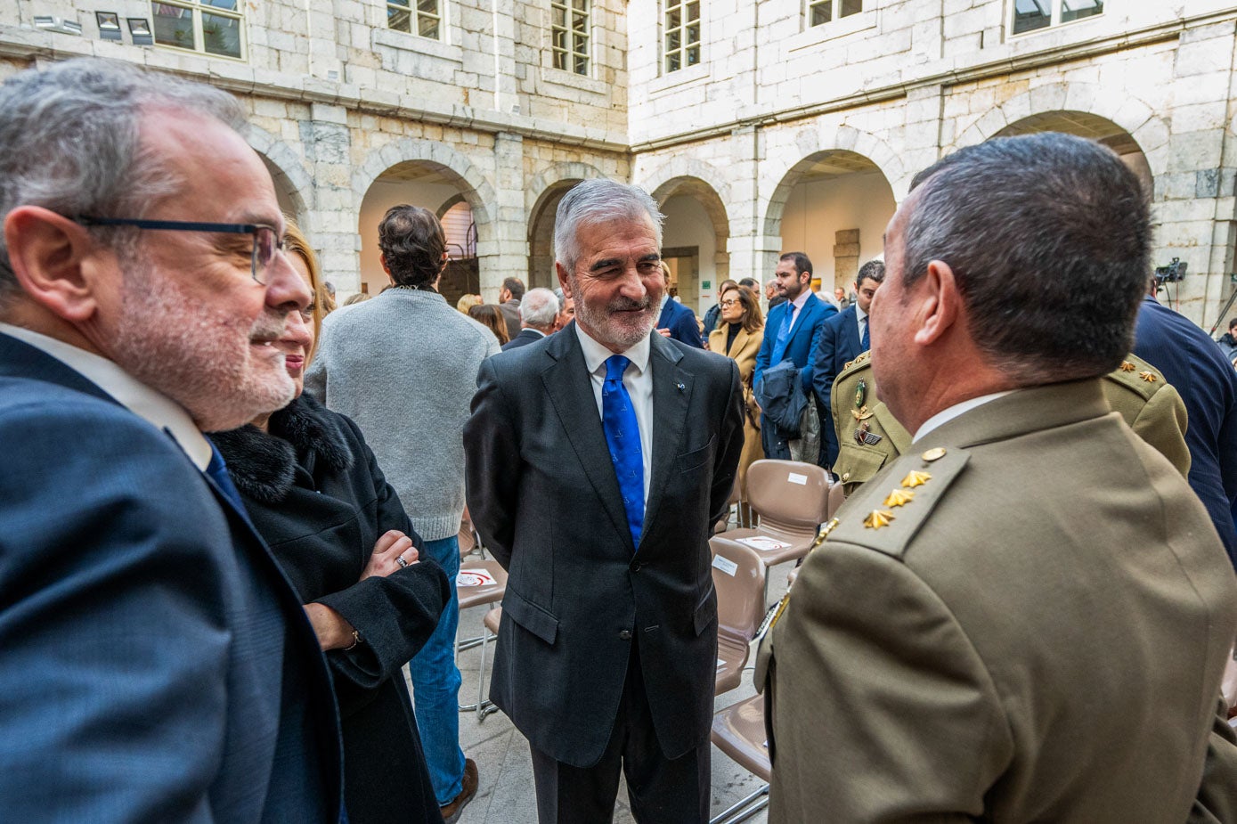 Ángel Pazos y José Joaquín Martínez Sieso, junto a autoridades militares.