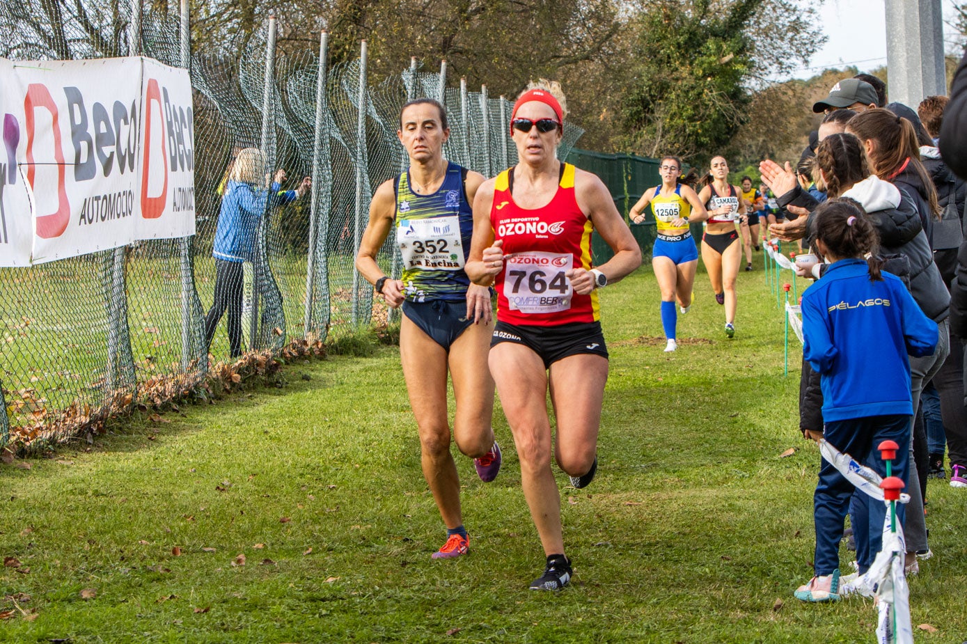 María Rosa Pérez (Ozono) y Ana Moreno (Bezana Atletismo) en la carrera femenina.