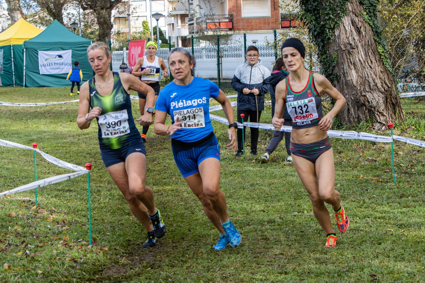 Silvia Carrera (Bezana Atletismo), Beatriz Liaño (Piélagos) y Cristina Sañudo (Atletismo Selaya-Joselín), en una de las curvas del recorrido. 