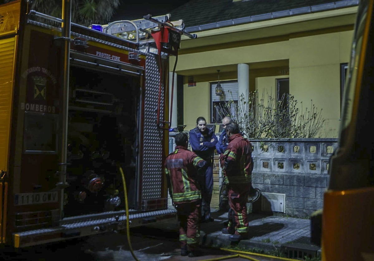 Bomberos y policías, en el dispositivo de extinción en Tanos.