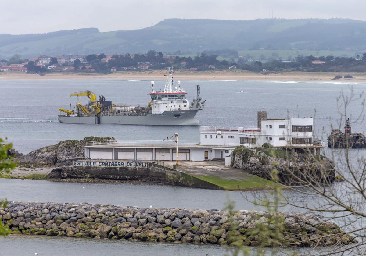 La draga Taccola trabaja en la bahía de Santander para extraer la arena acumulada tras un temporal.