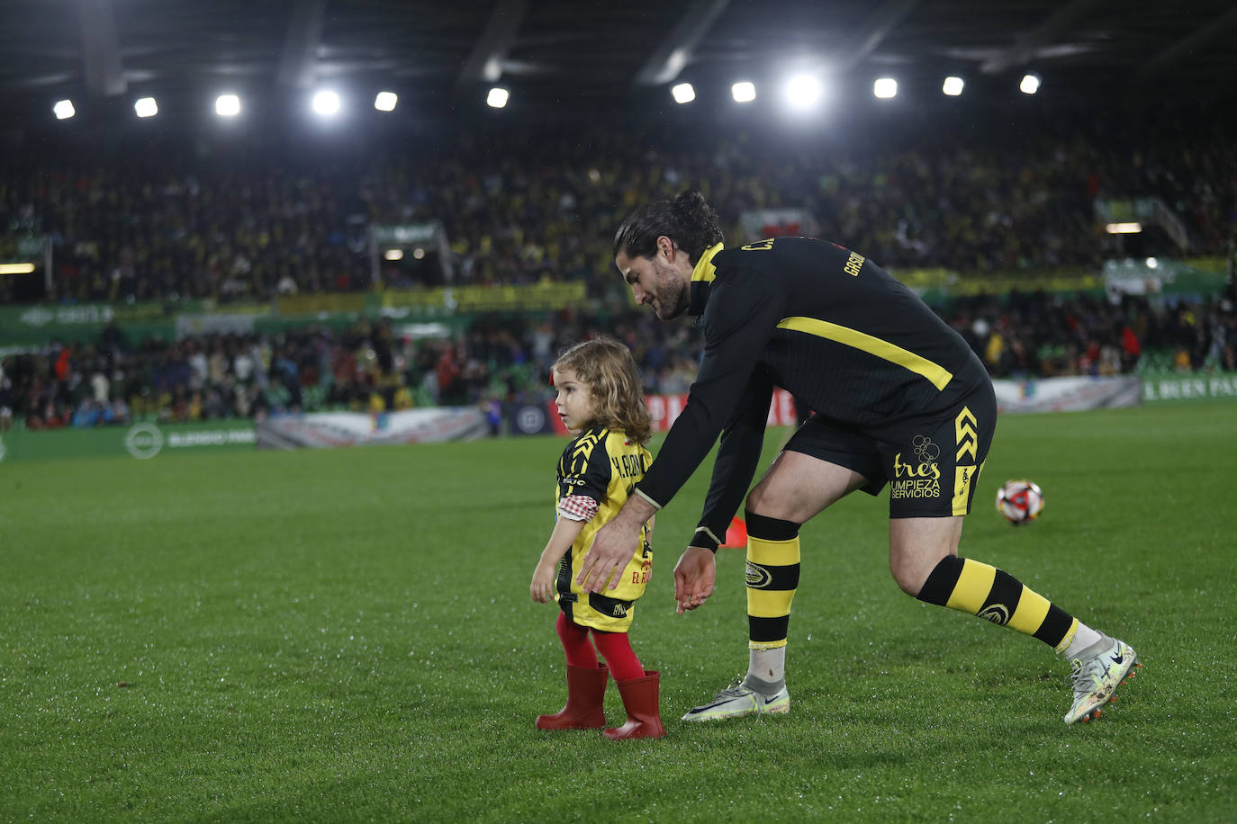 Héctor Alonso, con su pequeña, poco antes del comienzo del choque. 