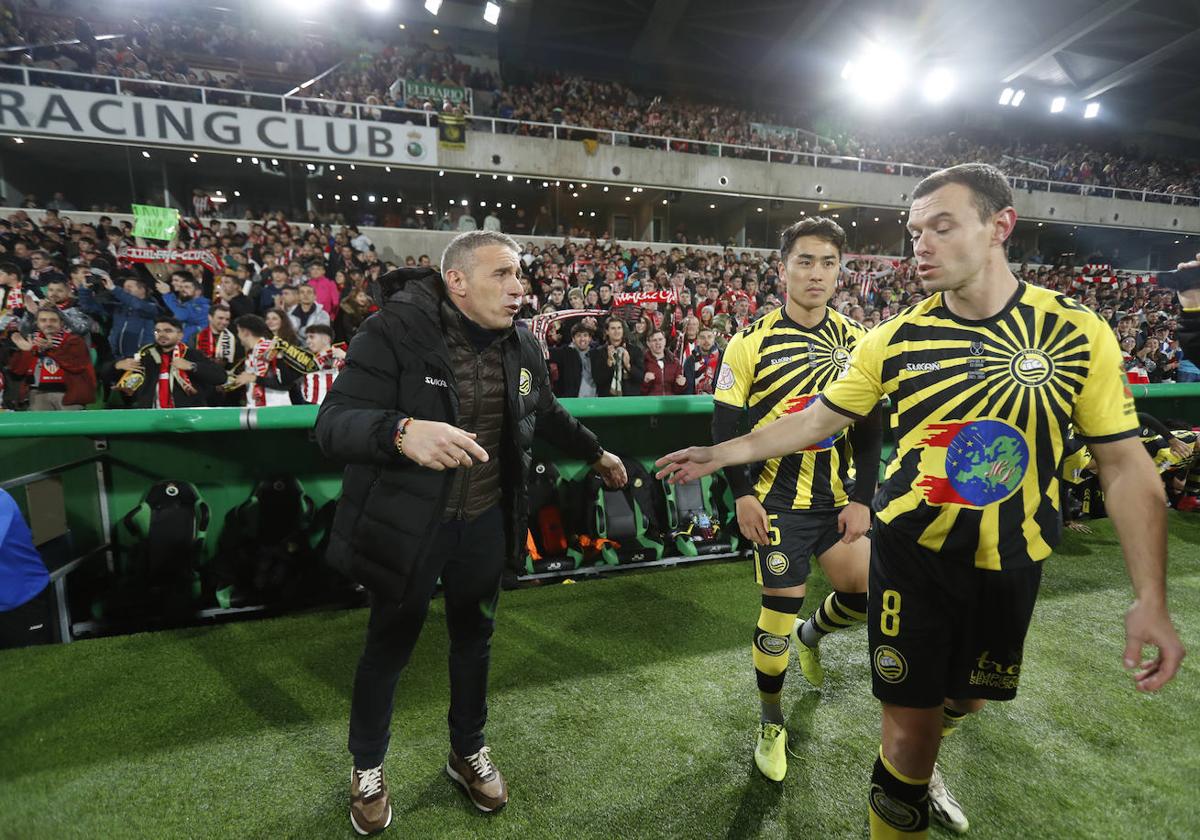 El entrenador del Cayón Luis Fernández da instrucciones a sus jugadores.