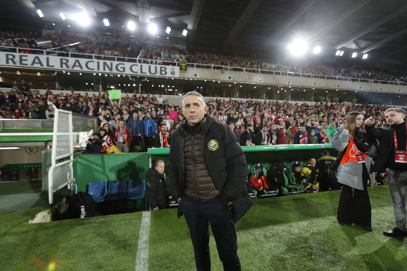 Luis Fernández, en el banquillo antes del inicio del choque.