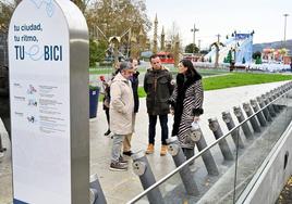 El concejal de Movilidad Sostenible, Agustín Navarro, el representante de la empresa adjudicataria, Fernando Gómez, y la alcaldesa Gema Igual.