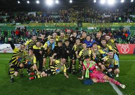 Los jugadores del Cayón posan tras el partido contra el Athletic en los Campos de Sport.