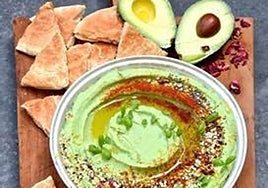 Hummus de aguacate, un aperitivo saludable.