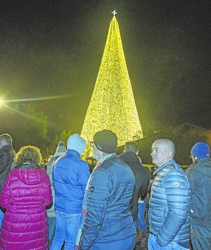 Imagen secundaria 2 - 1. Al árbol le ha salido un duro competidor, el Camino Real. | 2. El mercado navideño es uno de los alicientes de las fiestas. | 3. Miles de personas pasan cada día por el árbol.