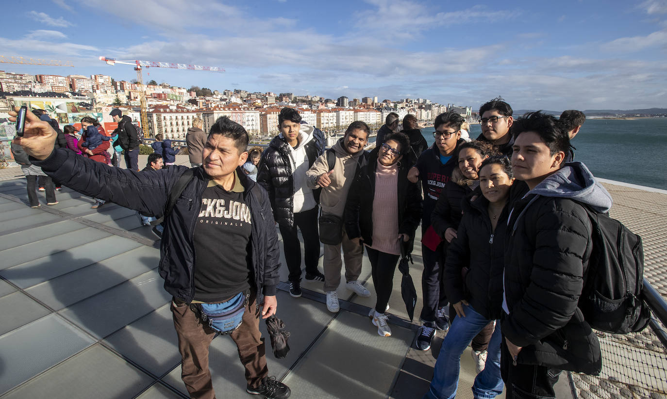 Carlos Robira toma una foto con toda la familia en la azotea del Centro Botín.