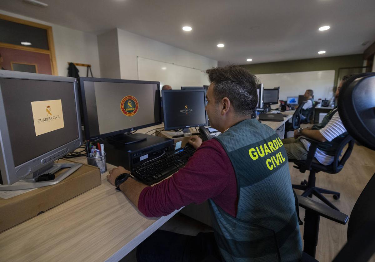 Agentes del 'Equipo @' de la Guardia Civil trabajan en sus despachos del cuartel de Campogiro.