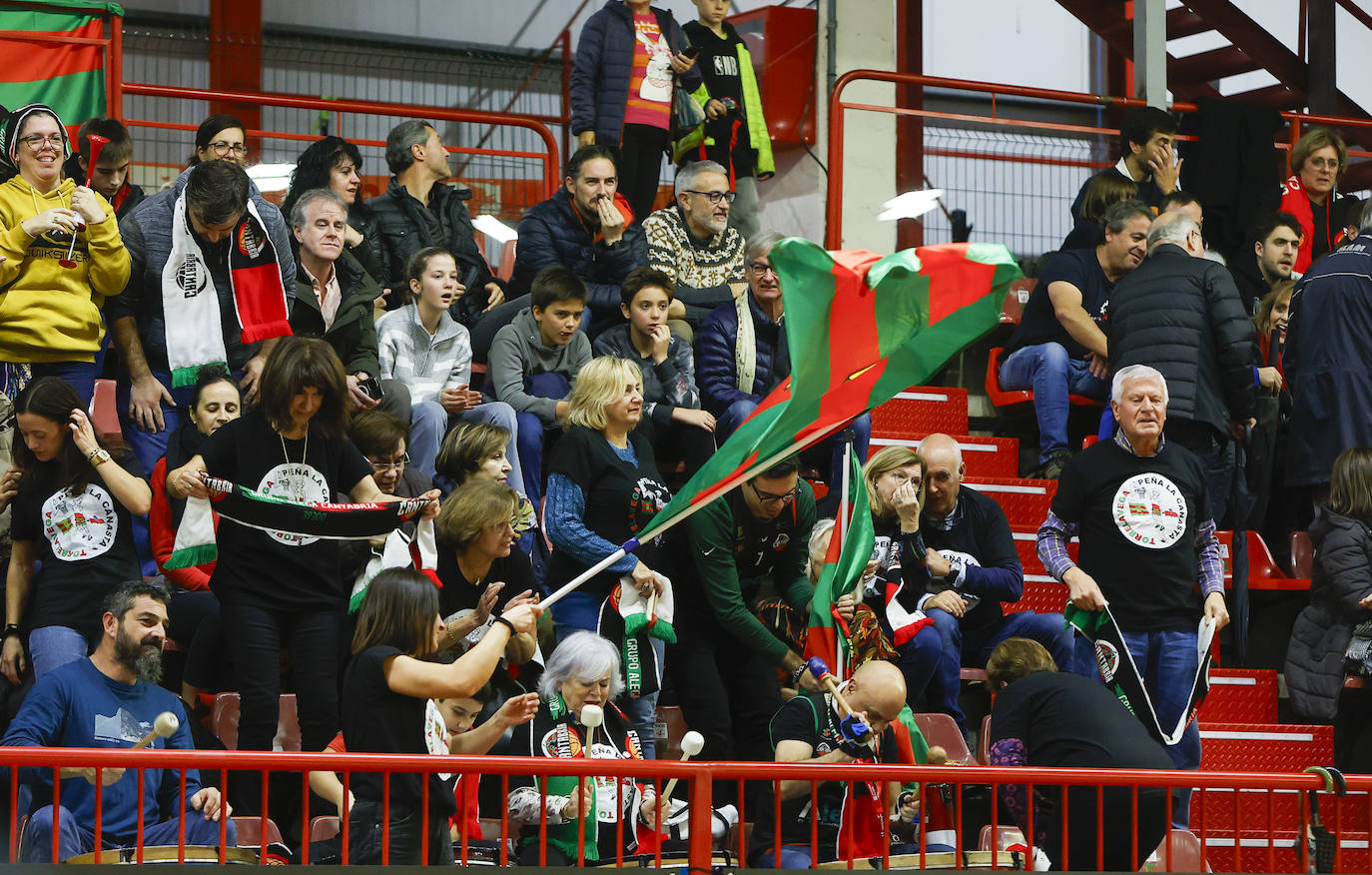 Los hinchas del equipo cántabro no cesaron de animar durante todo el encuentro. 