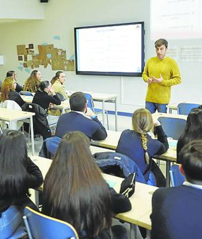 Imagen secundaria 2 - 1. Tres estudiantes observan el equipamiento a disposición del alumnado en la ETS de Ingeniería Industrial y de Telecomunicación. | 2. En la Facultad de Educación, el vicedecano Ignacio Haya fue uno de los encargados de recibir al numeroso grupo de alumnos de FP. 