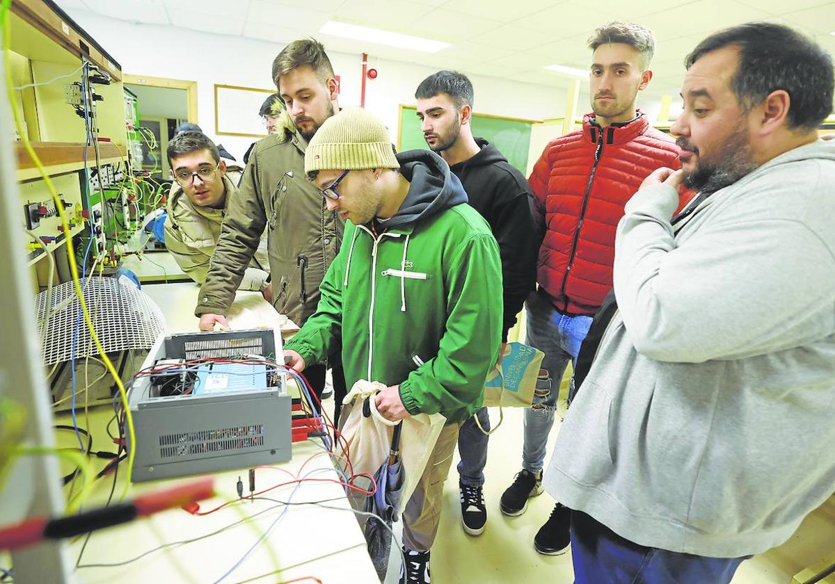 Alumnos del IES Santa Cruz (Castañeda) visitan los laboratorios de la ETS de Ingeniería Industrial y de Telecomunicación.