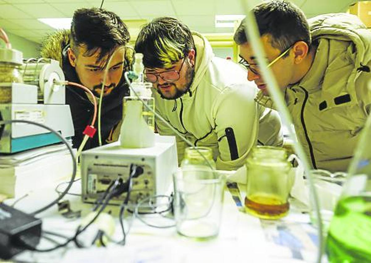 Imagen secundaria 1 - 1. Tres estudiantes observan el equipamiento a disposición del alumnado en la ETS de Ingeniería Industrial y de Telecomunicación. | 2. En la Facultad de Educación, el vicedecano Ignacio Haya fue uno de los encargados de recibir al numeroso grupo de alumnos de FP. 