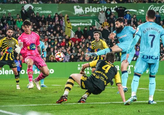 Galnares, en la portería, observa el balón rematado por Villalibre, que se convertiría en el primer gol del Athletic.