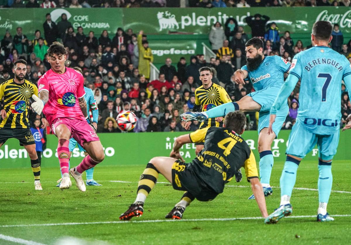 Galnares, en la portería, observa el balón rematado por Villalibre, que se convertiría en el primer gol del Athletic.