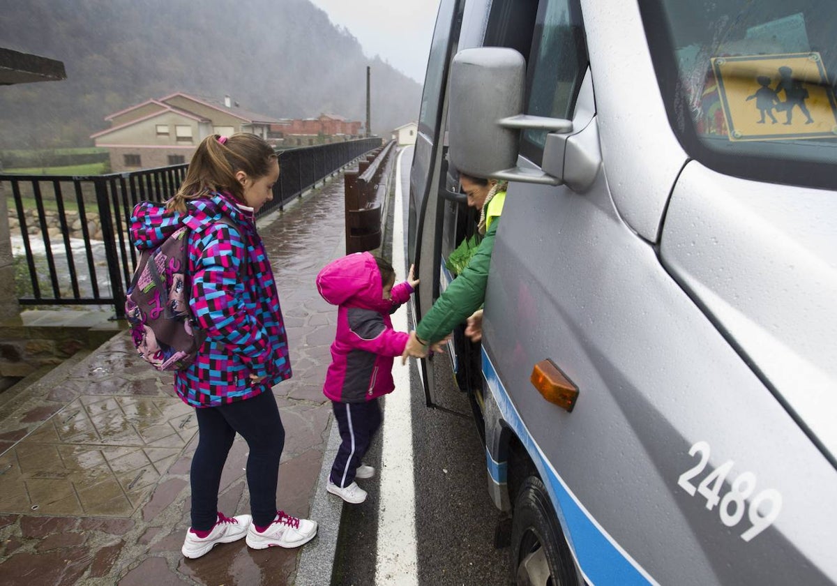 Dos niñas se montan en su transporte escolar.