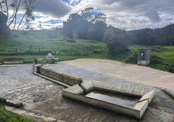 Fuente y lavadero de El Escajal, en Castillo, que exhiben su renovada imagen tras los trabajos de rehabilitación.