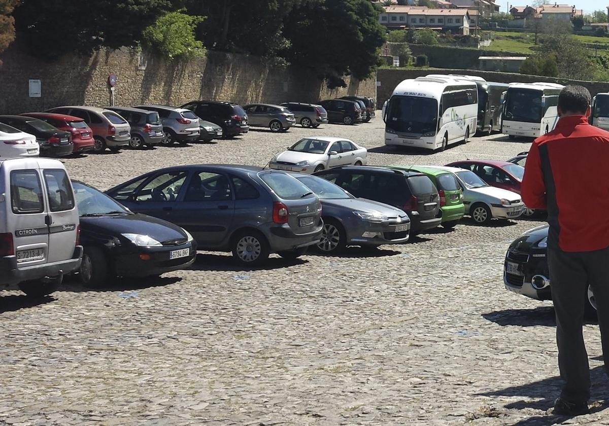 Imagen del estacionamiento de la Plaza del Rey, en Santillana del Mar, durante uno de los periodos de cobro.