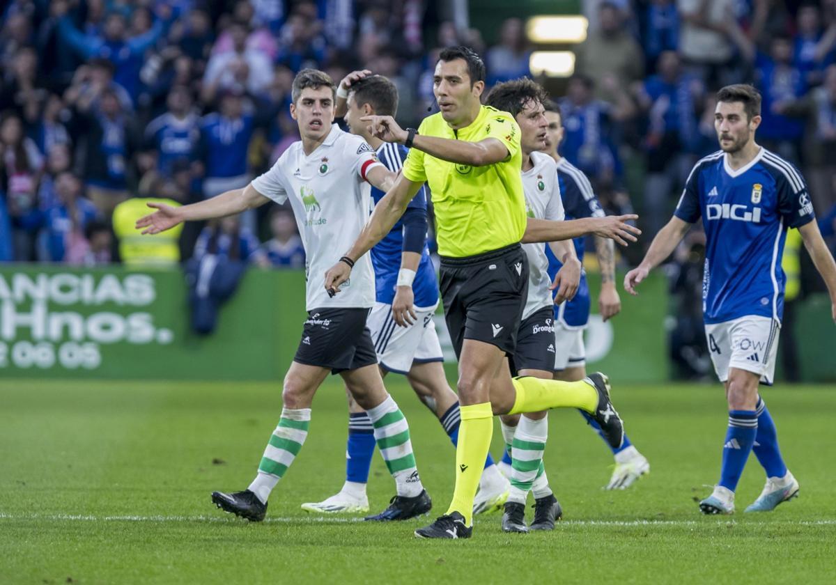 Caparrós Hernández tuvo una actuación que no gustó ni a los equipos ni a las aficiones.