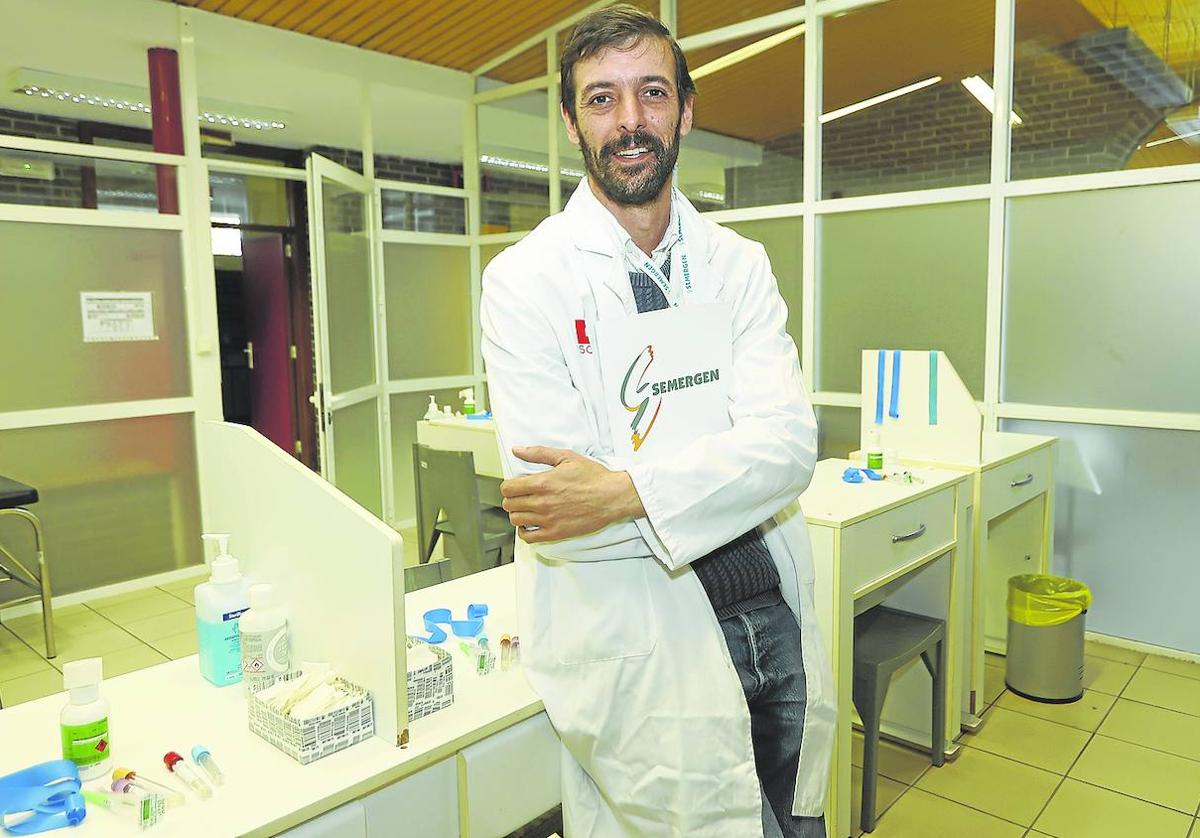 El médico Alfonso Valcarce, en el centro de salud de Polanco, donde tiene su consulta.