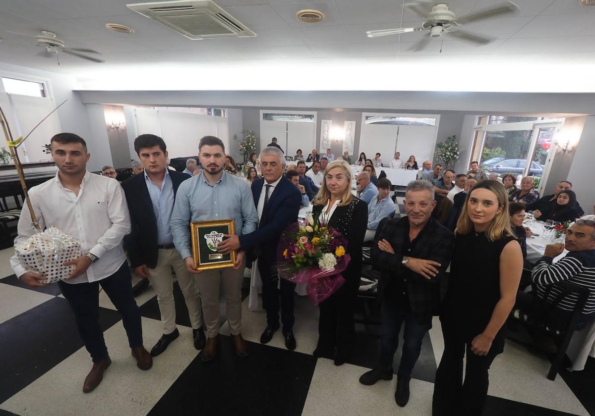 Foto de familia de los premiados durante el encuentro.