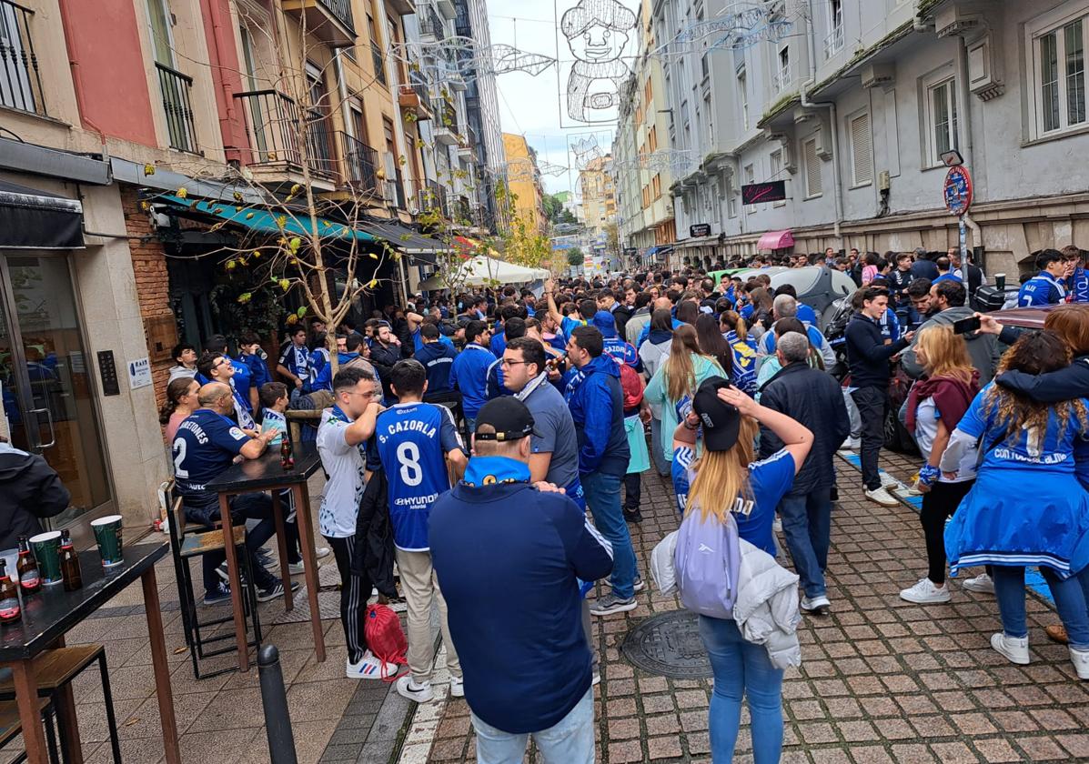 Aficionados del Oviedo en la calle Peña Herbosa.