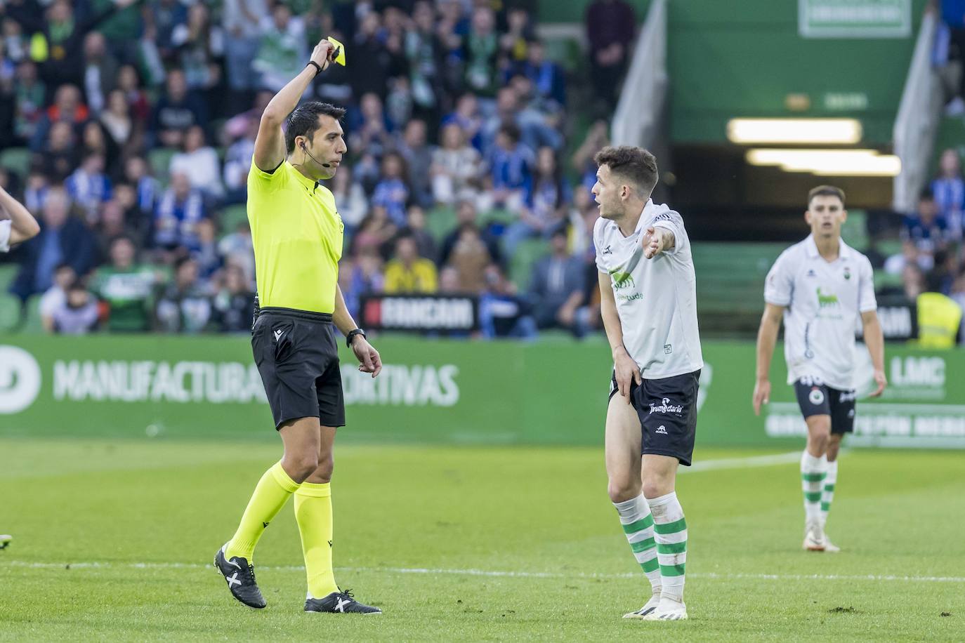 El colegiado muestra tarjeta amarilla a Íñigo Vicente. 