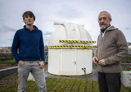 Francisco Matorras Weinig y Alberto Ruiz Jimeno, en la cubierta del Instituto de Física de Cantabria (IFCA).