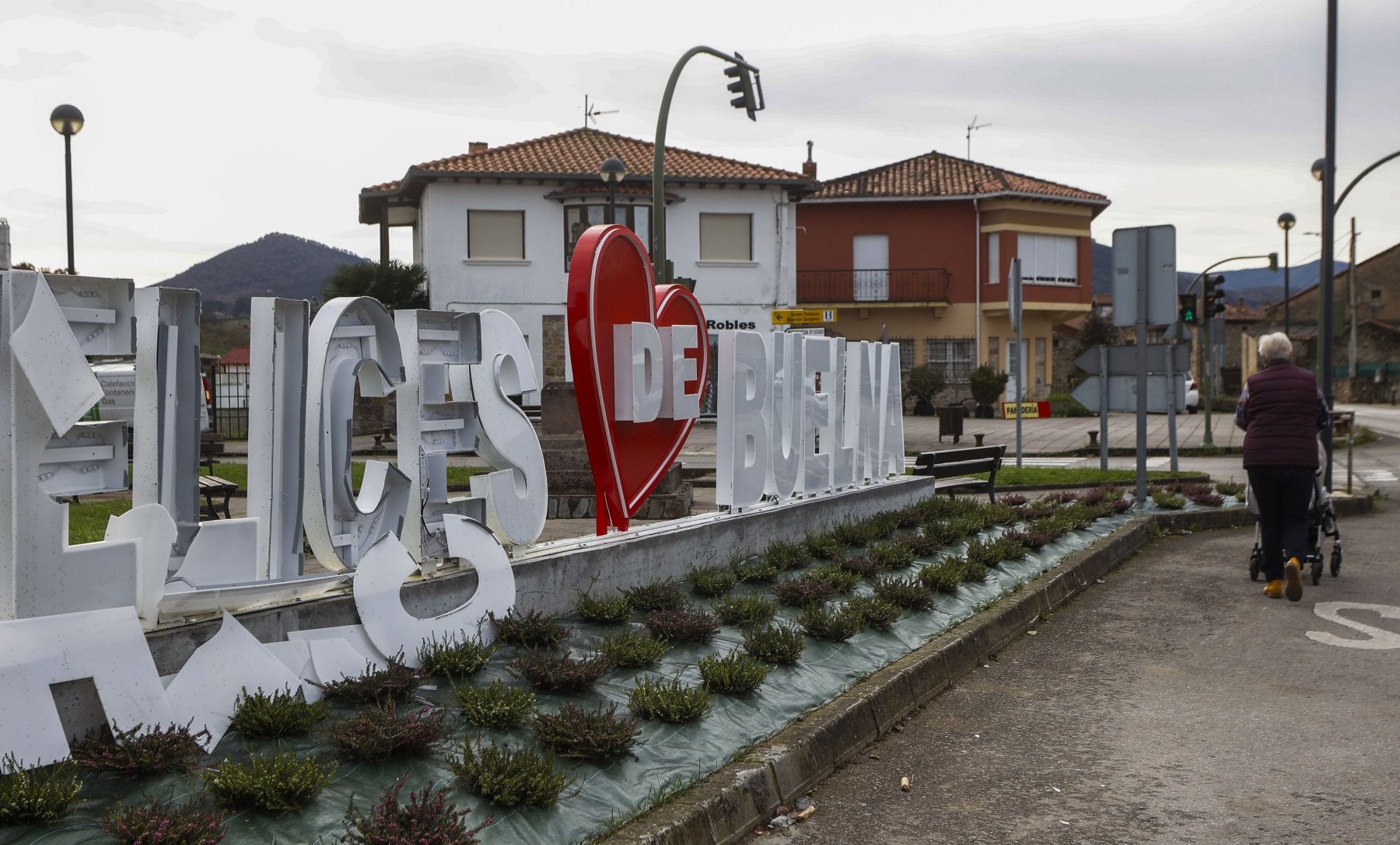 Las letras turísticas que identifican al municipio aparecieron por los suelos.