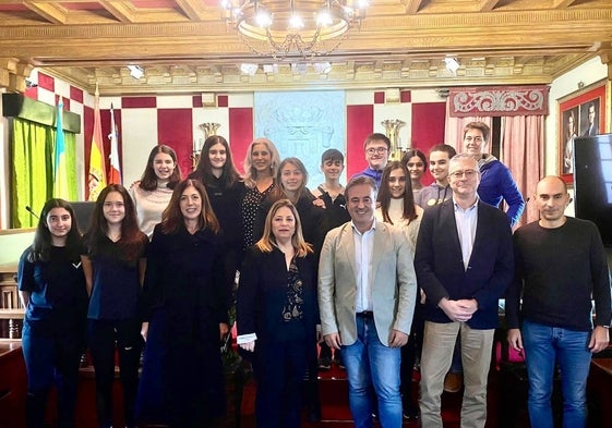 Alumnos del IES Valle de Camargo que participan en el programa Stars visitaron este lunes el Ayuntamiento camargués.