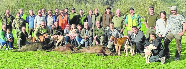 Miembros de la cuadrilla 43, de Fernando González, con los tres jabalíes que cazaron en Monte Aa en una batida reciente. dm