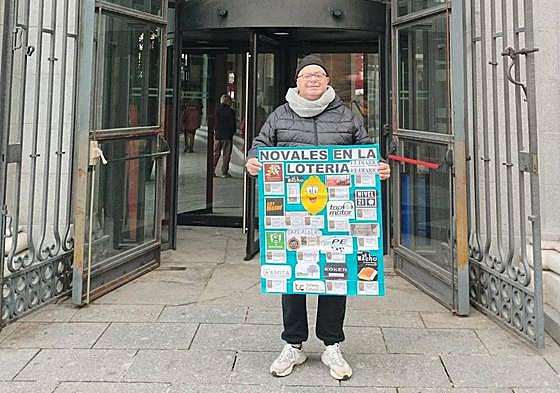 Jesús Ruiz, frente a la puerta del Teatro Real de Madrid.