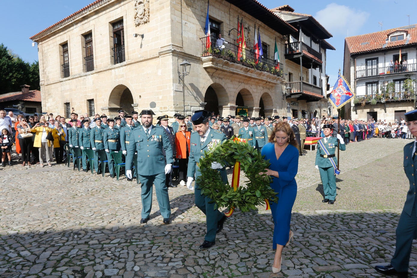 La Guardia Civil se reivindica como «garantía de la Constitución» en Santillana del Mar. La delegada del Gobierno, Ainoa Quiñones y el coronel Antonio Orantos, jefe de la Benemérita en la región, presiden los actos de El Pilar en la localidad