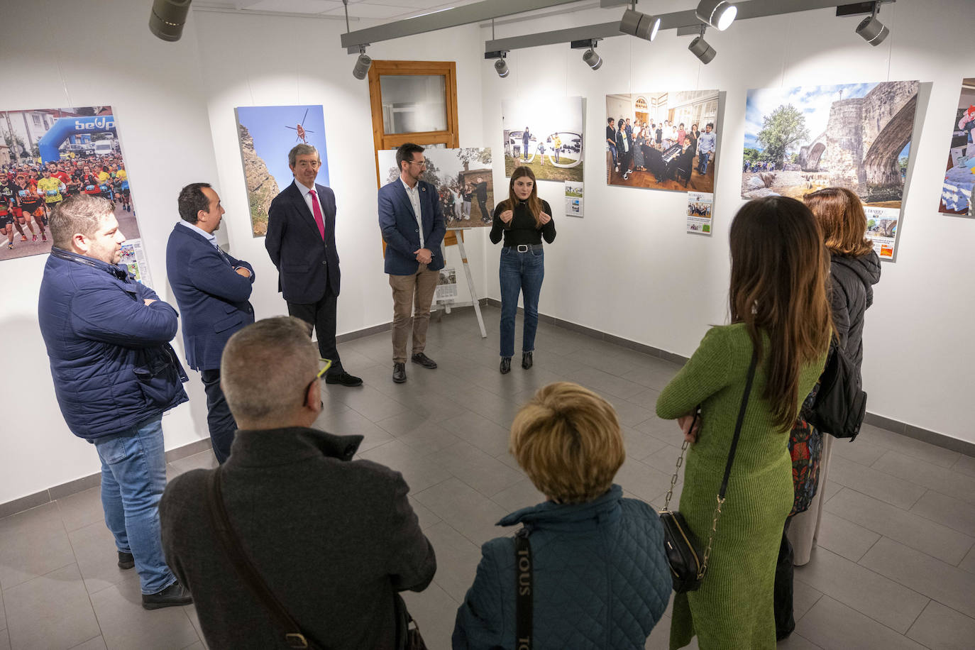 La inauguración de la muestra ha contado con la participación del presidente de Editorial Cantabria, Luis Revenga, de el alcalde de Colindres, Javier Incera y de la corresponsal de la zona oriental, Ana Bringas.