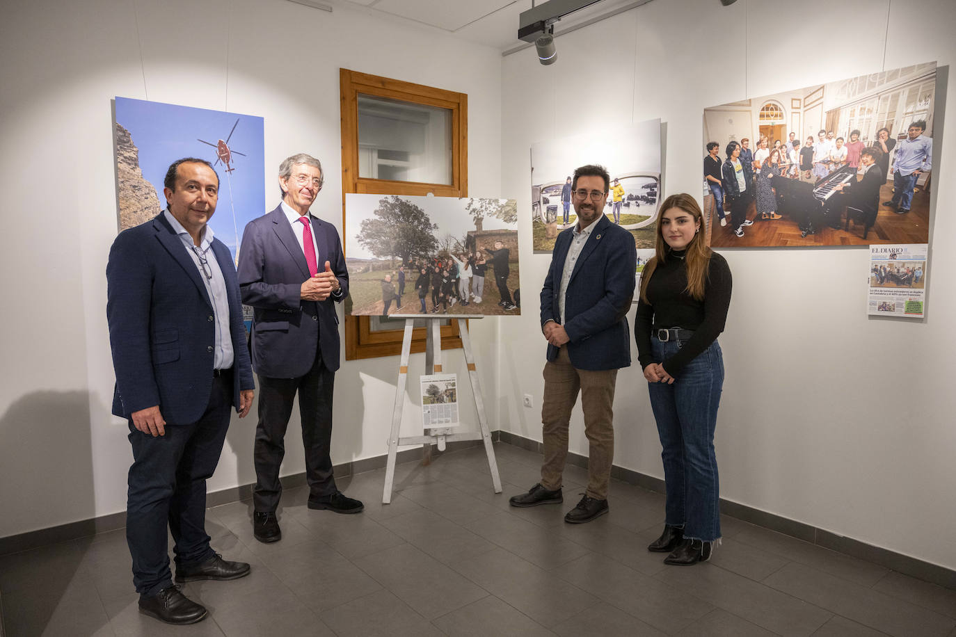 Los participantes en el acto posan junto a la fotografía de la centenaria encina de Colindres.